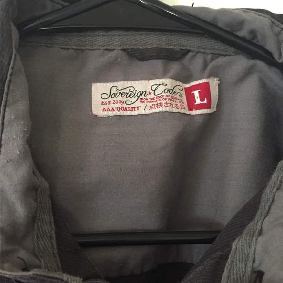 Light weight button up collared shirt - Picture 3 of 7